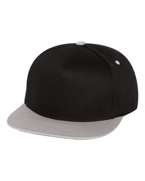 Yupoong 6007 - Gorra de visera plana y cinco paneles