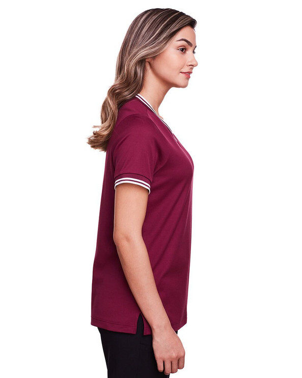Devon & Jones DG20CW - CrownLux Performance® Top de mujer con cuello en V trenzado
