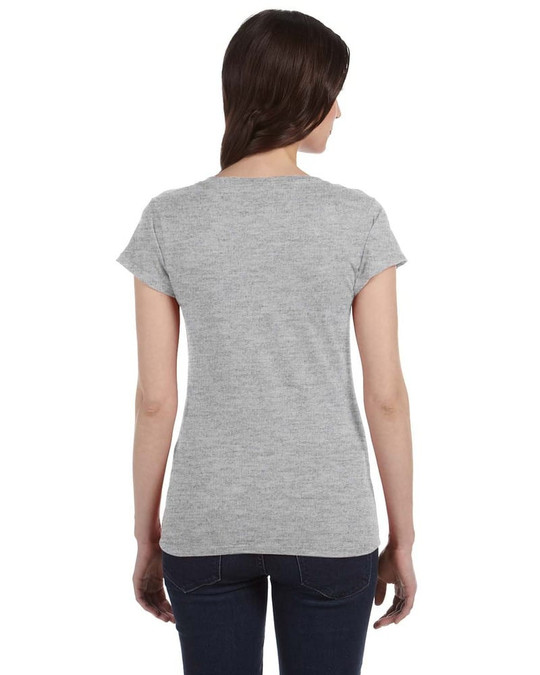Gildan G64VL - T-shirt à col en V ajusté pour jeunes femmes Softstyle® 4,5 oz.