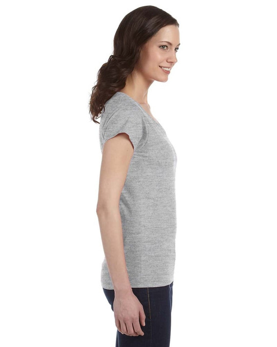 Gildan G64VL - T-shirt à col en V ajusté pour jeunes femmes Softstyle® 4,5 oz.