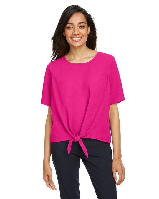 Devon & Jones DP617W - Blusa Perfect Fit con Lazo para Damas