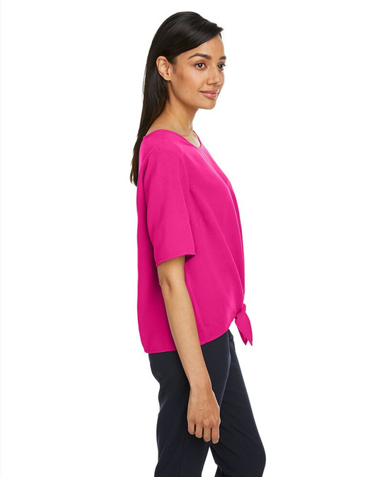 Devon & Jones DP617W - Blusa Perfect Fit con Lazo para Damas