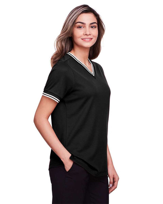 Devon & Jones DG20CW - CrownLux Performance® Top de Cuello en V con Trenzado y Ribete para Damas