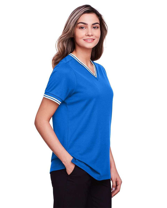 Devon & Jones DG20CW - CrownLux Performance® Top de Cuello en V con Trenzado y Ribete para Damas