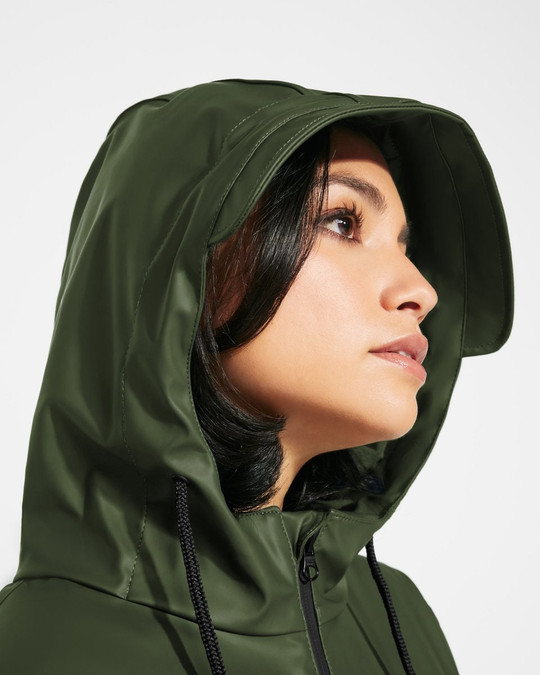 Roly CB5202 - SITKA WOMAN Waterproof raincoat with fixed hood and intergrated visor slightly fitted at the waist