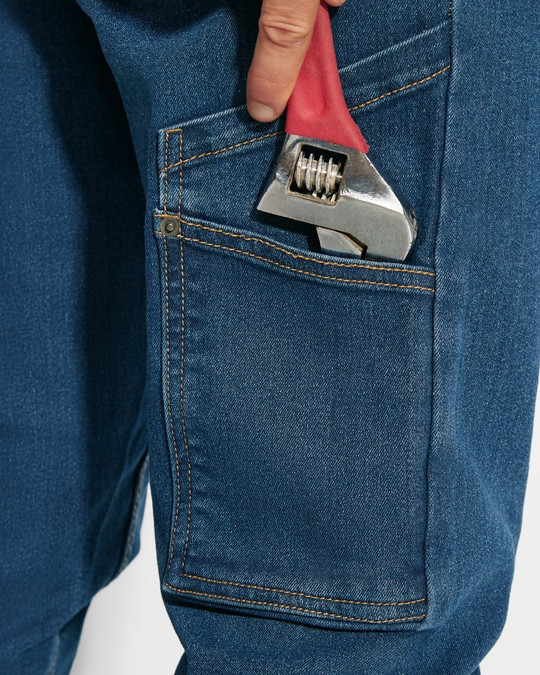 Roly PA8402 - RAPTOR Pantalon long en jean multi-poches avec coutures latérales légèrement sur le devant