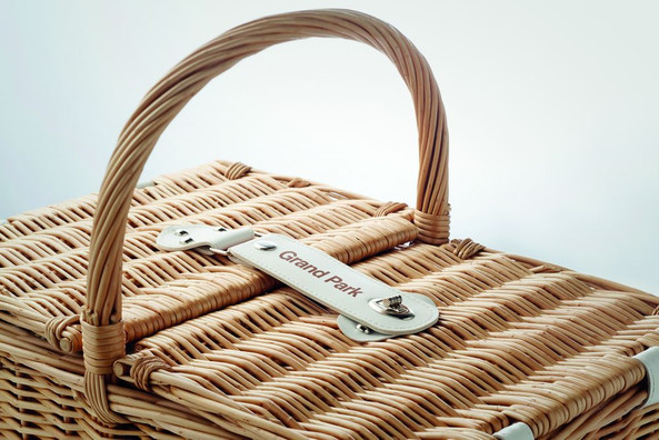 GiftRetail MO6194 - MIMBRE PLUS Deluxe 4-Person Wicker Picnic Basket Set with Utensils