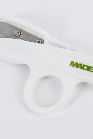 Madeira M9475N - Ergonomic Thumb Grip Snips with Spring Action