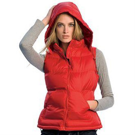 B&C BA670 - Stijlvolle Dames Bodywarmer Met Afneembare Capuchon