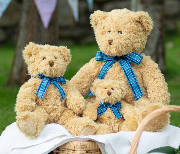 Mumbles MM001 - Kuscheliger Teddybär mit Tartan-Schleife