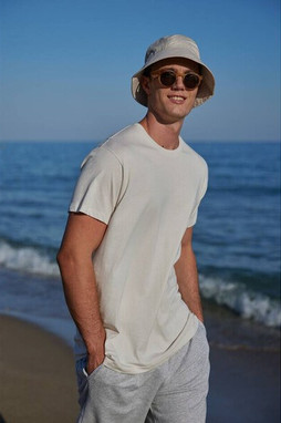B&C BC01T - Contemporary Mens Ring-Spun Cotton T-Shirt