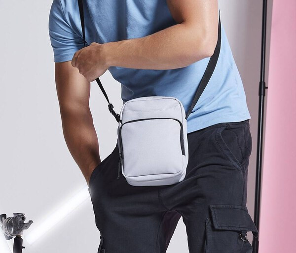 Bag Base BG030 - Borsa a Tracolla Moderna e Pratica per Uomo