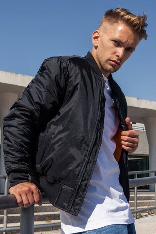 Build Your Brand BY030 - Stijlvolle Nylon Bomberjack met Oranje Voering