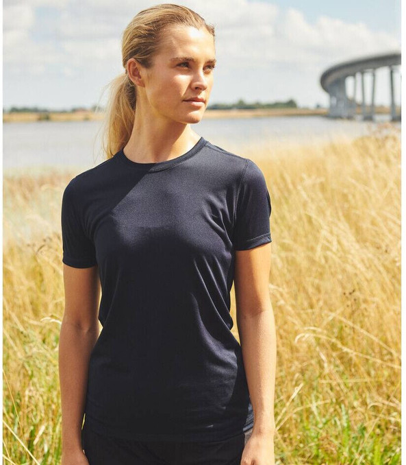 Women's-breathable-recycled-polyester-t-shirt-Wordans