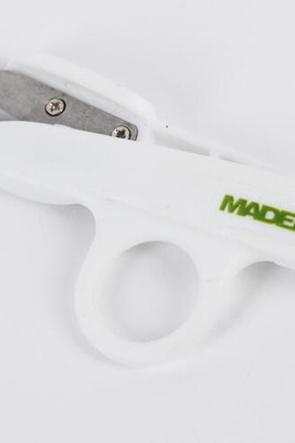 Madeira M9475N - Ergonomic Thumb Grip Snips with Spring Action