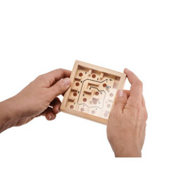 GiftRetail MO6696 - ZUKY Pine Wood Labyrinth Game with Metal Ball