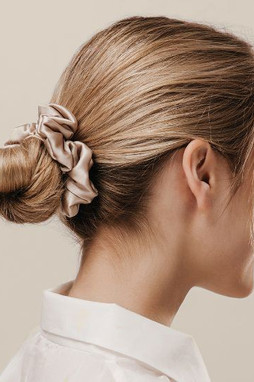 Goya 52530 - Satin Scrunchie med Tekstiletiket COMBIN