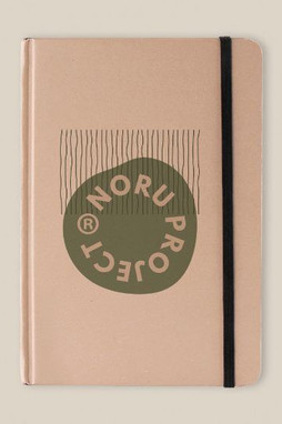 Goya 52575 - Quaderno A5 con Copertina in Carta Erba, 80 Fogli Rigati, Elastico e Nastro HILLIER
