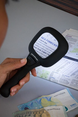 InnovaGoods V0100951 - Ultraviolet and LED Magnifying Glass Magiolet