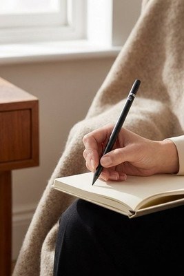 Musteeton kynä, jonka runko on kierrätetystä alumiinirunko (100 % rAL) - Egotier 91696