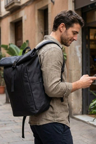 Sac à dos à roulettes avec système de fermeture à glissière permettant de rouler la partie supérieure pour ladapter au volume du sac à dos, fabriqué en polyester recyclé 600D - Egotier 92571